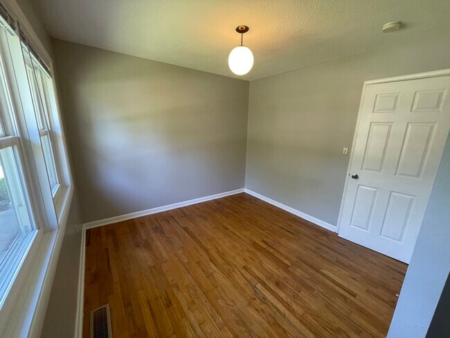 Building Photo - 140 Seneca Ln