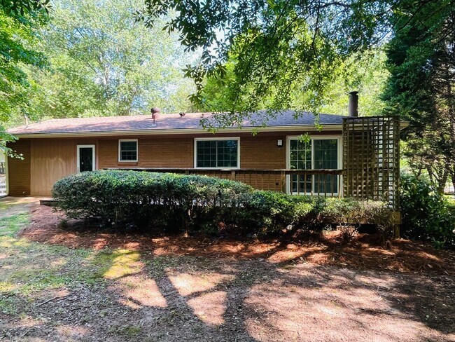 Building Photo - Cute cottage! 3 bed, 2 full bath, large bo...
