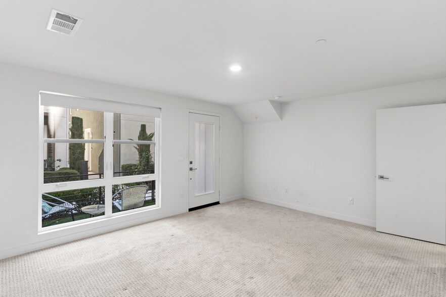 Building Photo - 2700 E Chaucer