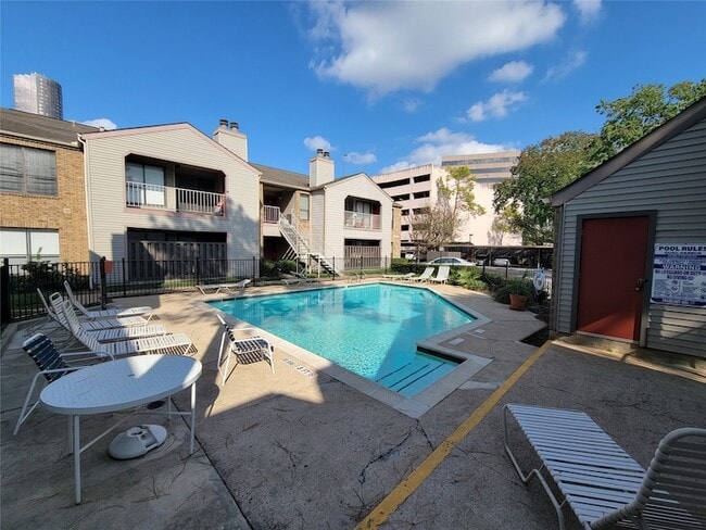 Building Photo - 2025 Augusta Dr