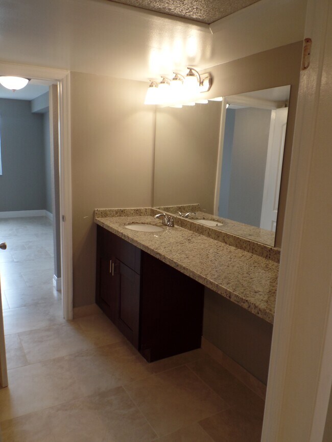 Building Photo - 2820 N Oakland Forest Dr