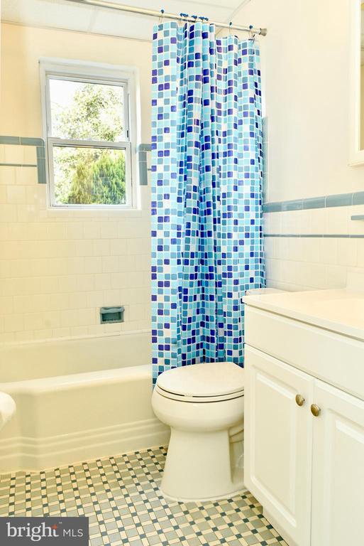 Building Photo - 627 Biggs Ave