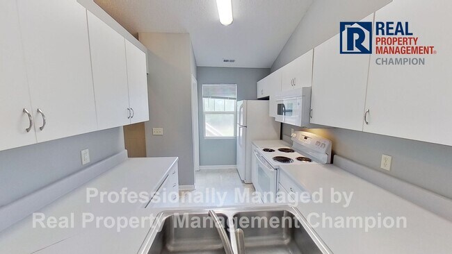 Building Photo - 3 BD/2 BA Upper Unit Condo in Hawthorne Park