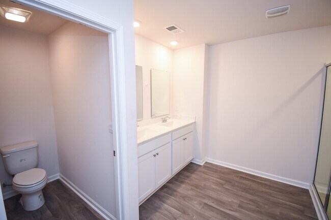 Building Photo - 6619 Colonial Dr