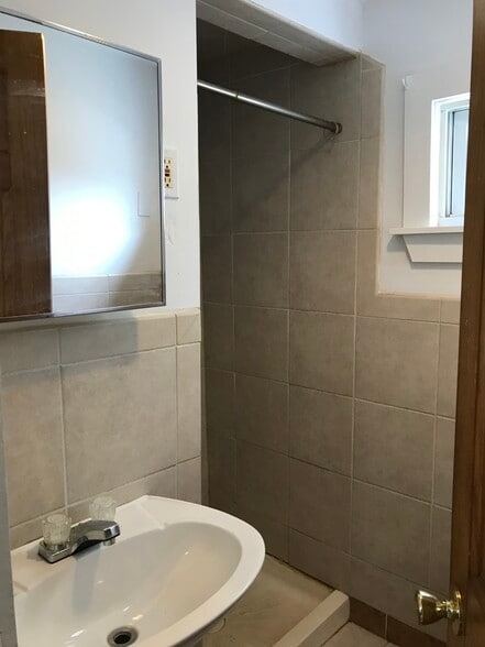 Building Photo - 2007 Broadway St