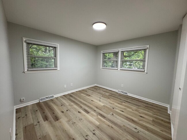 Building Photo - 2205 Hathaway Dr
