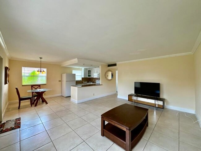 Building Photo - 301 Seville Dr