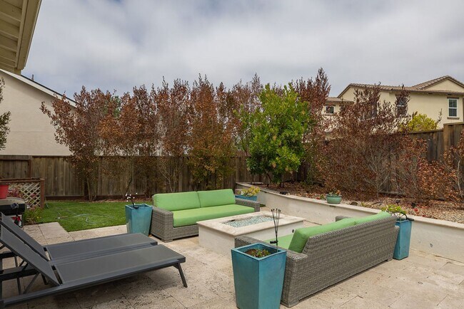 Building Photo - 589 Bluffs Dr