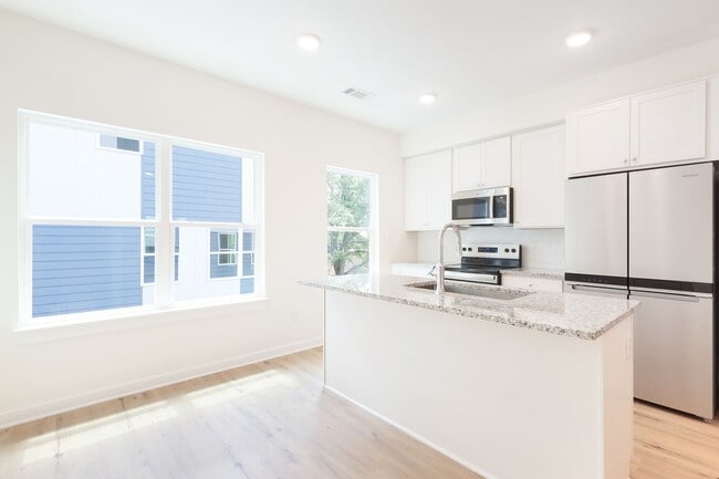 Building Photo - $500 Move In Special: Newly Constructed 3/3.5 located in Chosewood Park!