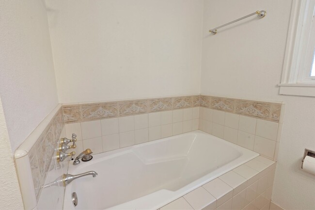 Building Photo - Beautiful 4 Bed/2 Bath Home Available Now!