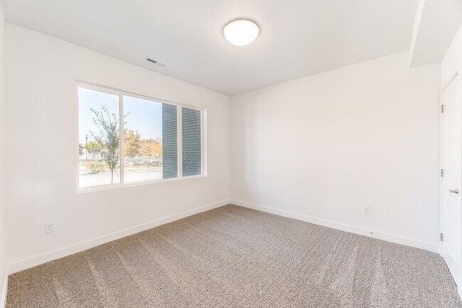 Building Photo - Gorgeous Brand New Townhome!