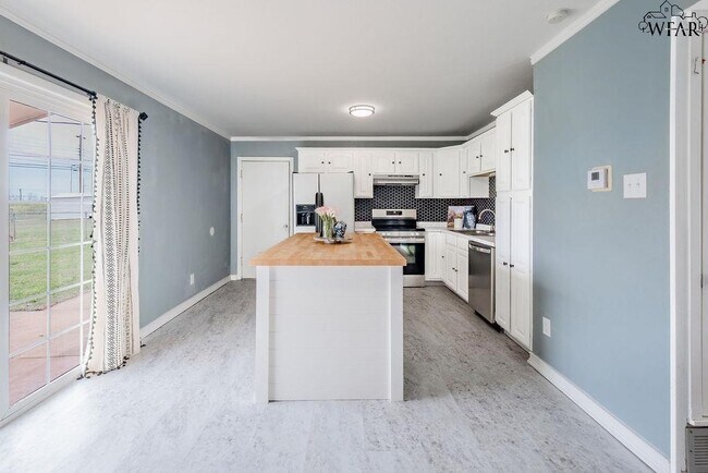 Building Photo - 4024 Hooper Dr