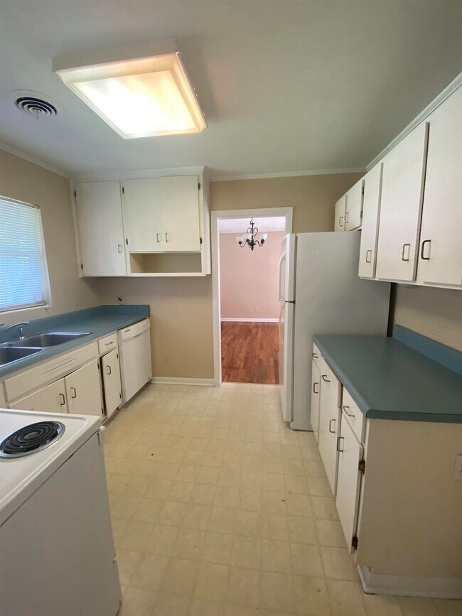 Building Photo - 2073 Hollywood Dr