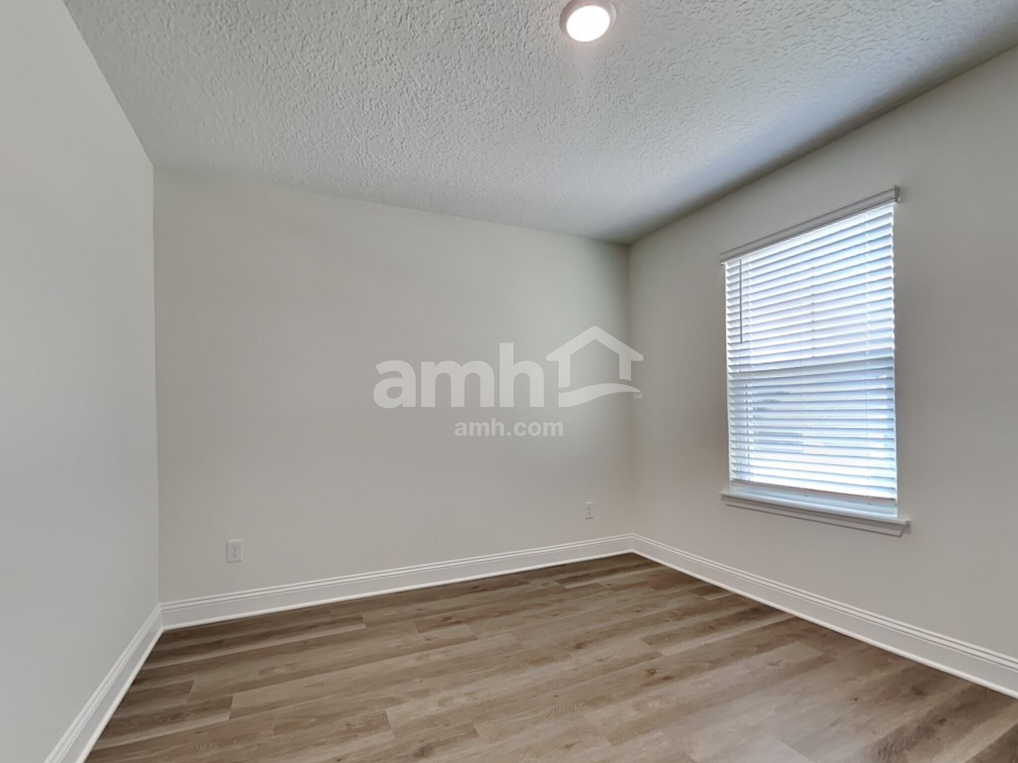 Building Photo - 11632 Hillside Dr