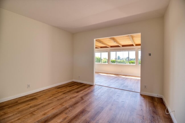 Building Photo - 250 Gloxina St