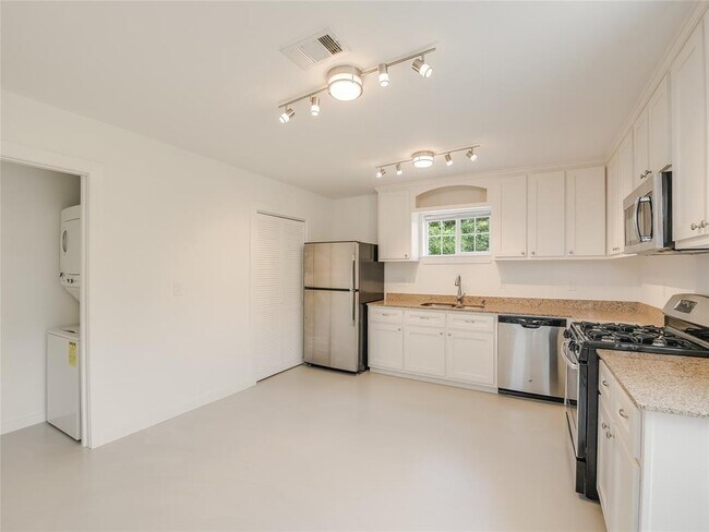Building Photo - 2200 Rosewood Ave