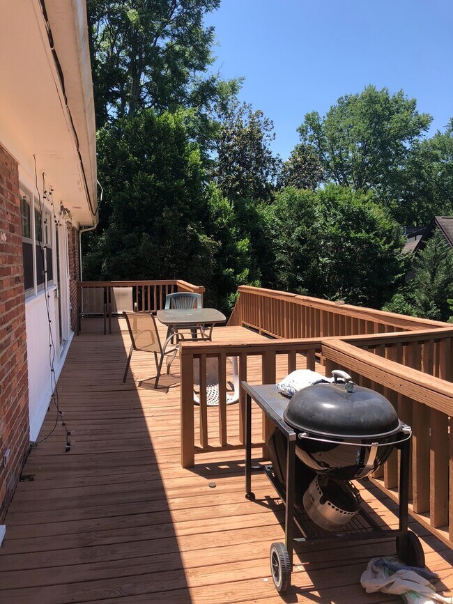 Building Photo - 2819 White Oak Dr