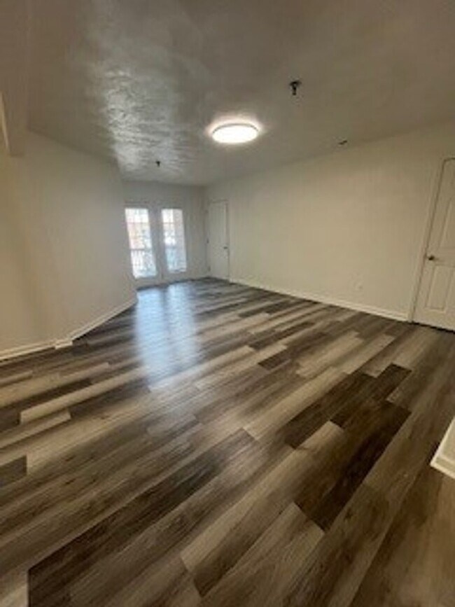 Building Photo - $1180 for Newly Renovated 1 bedroom in a 4...