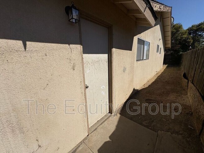 Building Photo - 947 W Seeger Ave