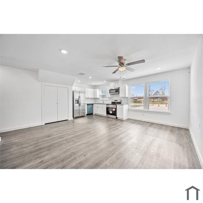 Building Photo - 8222 Bigwood St