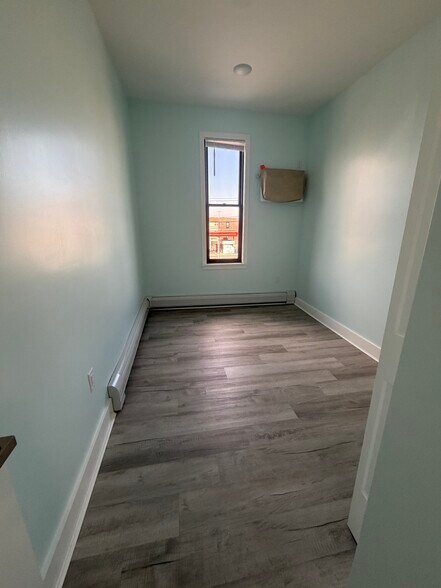 Building Photo - 6720 Kennedy Blvd W