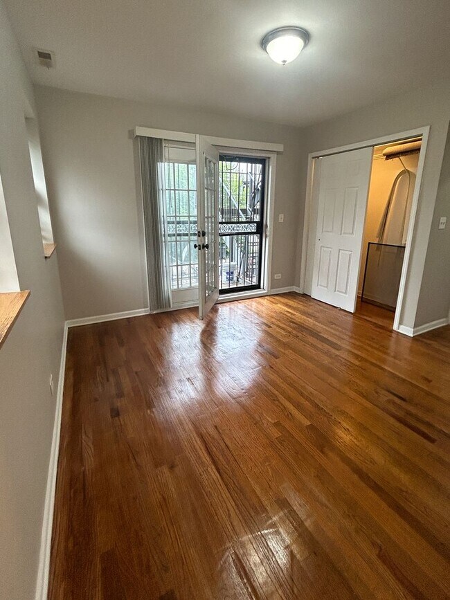 Building Photo - Sunny and Spacious 3 Bed, 2 Bath