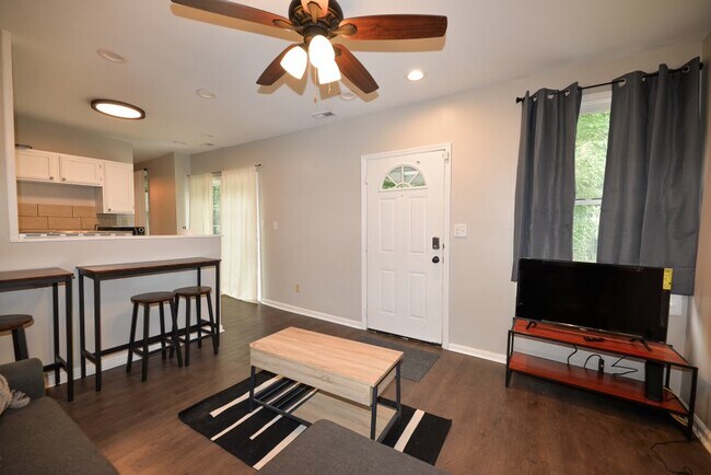 Building Photo - 912 Charlotte St