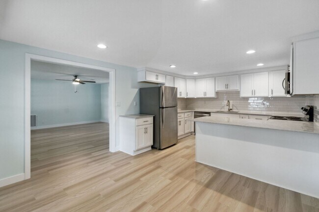 Building Photo - Small Duplex on Amelia Island