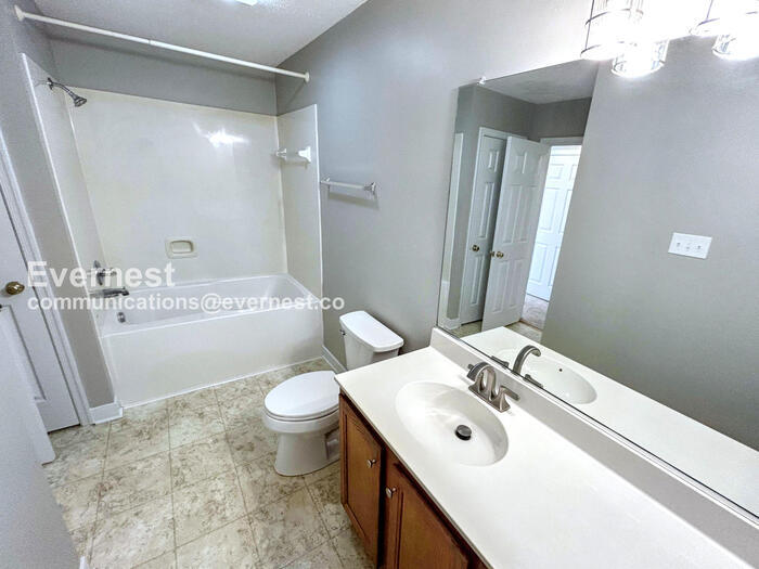 Building Photo - 4610 Twin Hickory Lake Dr
