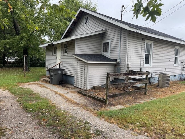 Building Photo - 1613 Ash St