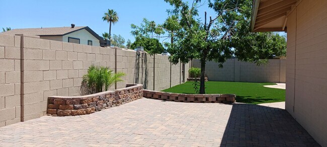 Building Photo - Beautifully Crafted 3 Bed 2 Bath Home in T...