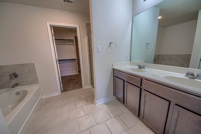 Building Photo - Stunning 4 bedroom offering 50% off the fi...