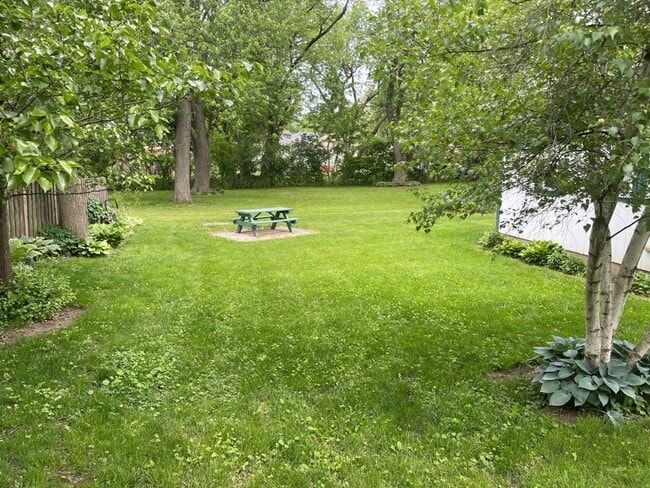 Building Photo - 350 College St