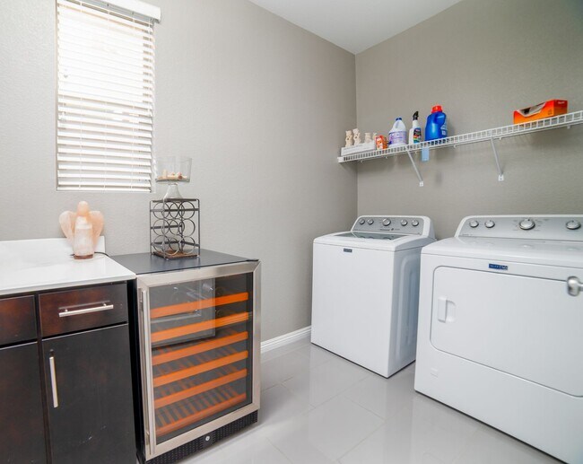 Building Photo - SUMMERLIN - FULLY FURNISHED - ALL UTILITIE...