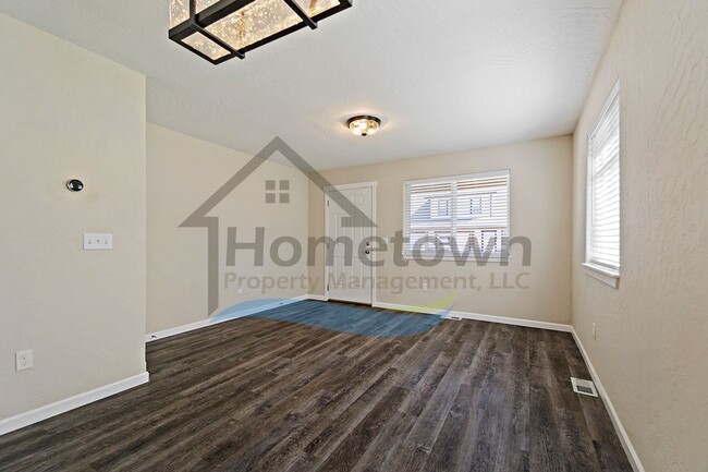 Building Photo - 3 Bedroom 2 Bathroom Home with Attached 2 ...