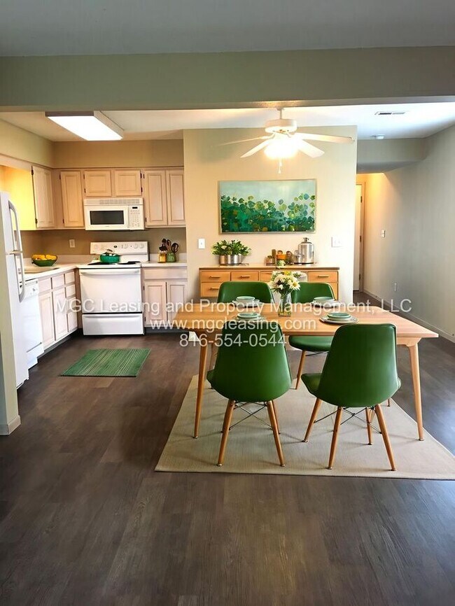 Building Photo - Charming Townhome in Harrisonville, MO!