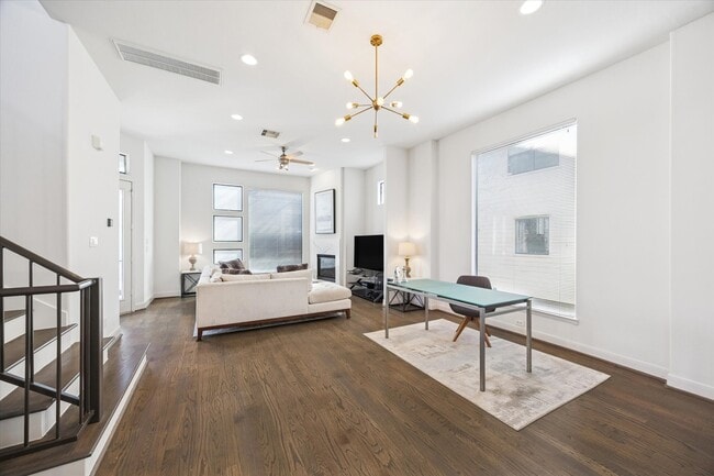 Building Photo - 902 Roy St