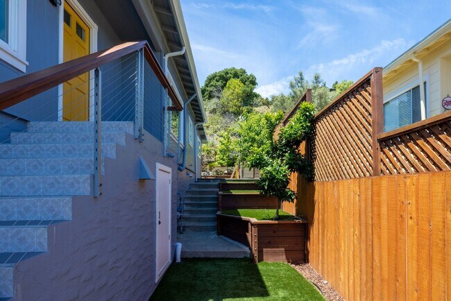 Building Photo - Beautiful Duplex In Highly Desirable San Rafael!