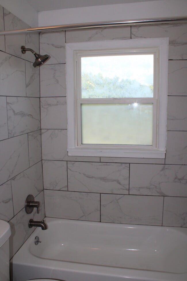 Building Photo - Beautiful 4 bedrooms and 1 bath home located on Freeman Ave in Kansas City, KS