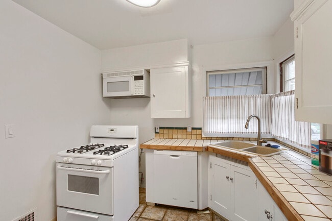 Building Photo - 3406 SE 64th Ave