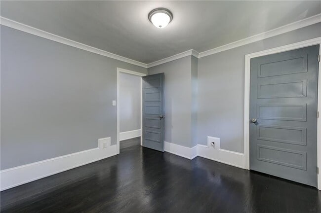 Building Photo - 2325 Elmwood Cir SE