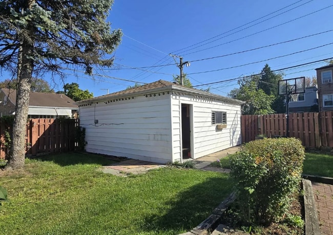 Building Photo - 5015 N Monitor Ave