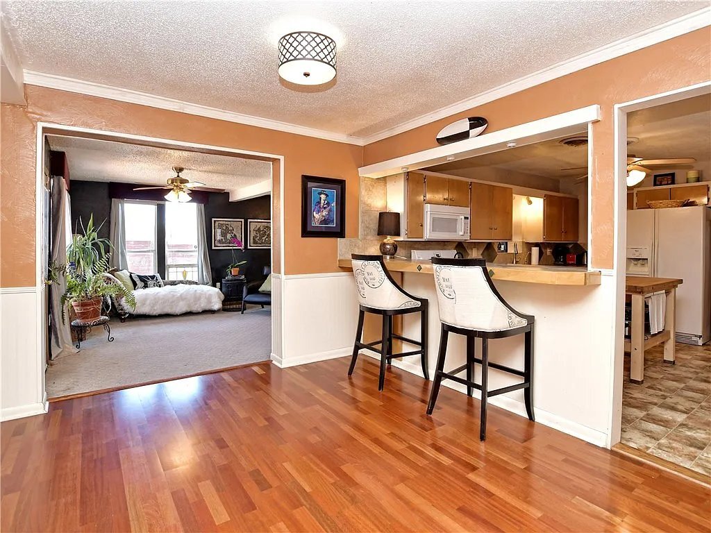 Building Photo - 614 S Groos St