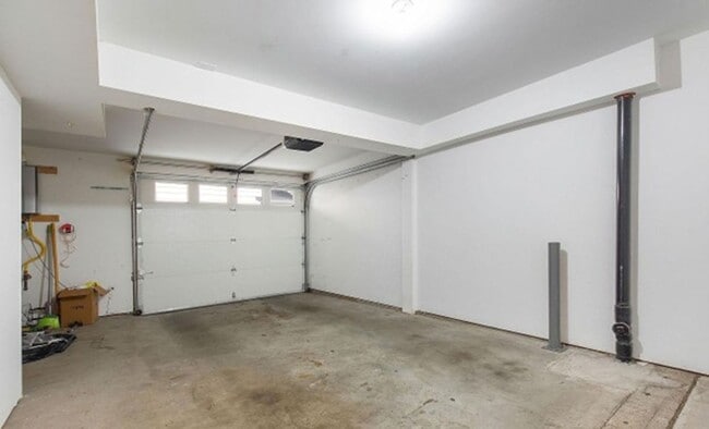 Building Photo - Energy-efficient townhome in the desirable community of Crown Hill is ready to be loved!