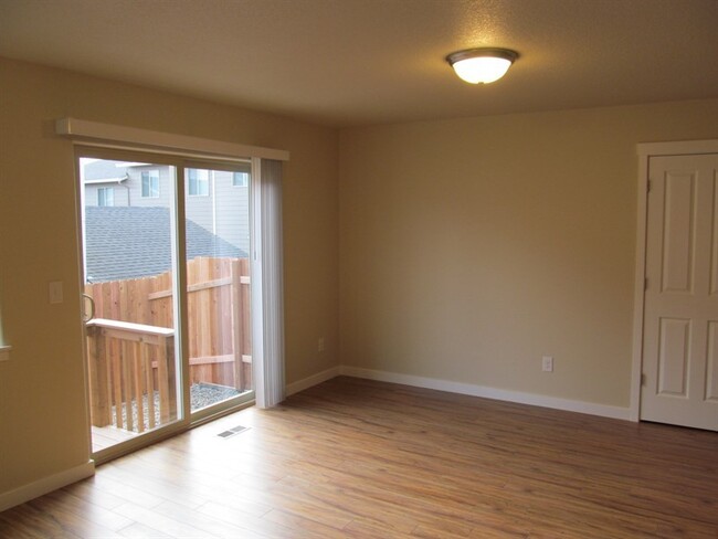 Building Photo - 3 Bed 2.5 Bath  Townhome Near Vancouver Ma...