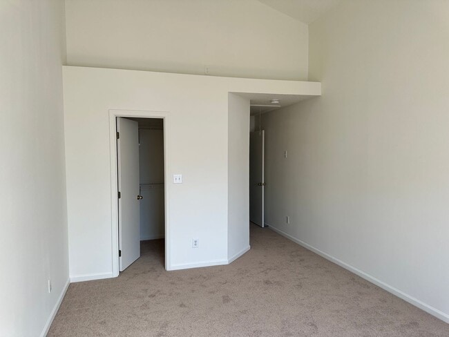 Building Photo - Condo in La Fontaine Available!