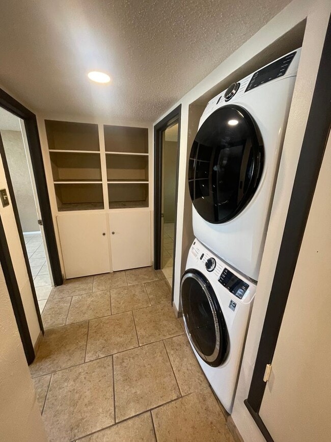 Building Photo - Beautifully Updated 3 Bedroom/2 Bathroom H...
