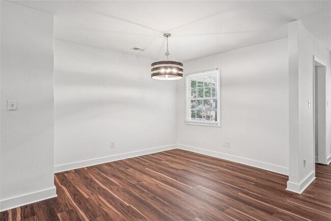 Building Photo - 119 Kelso Dr SW