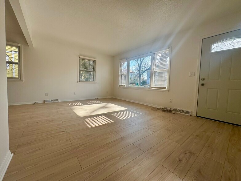 Building Photo - 407 West Adams Avenue