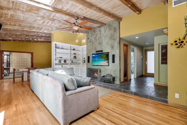 Building Photo - HOLIDAY SPECIAL***2 WEEKS FREE** 3 Bed/2 Bath Oasis in Royal Woods - Available Now